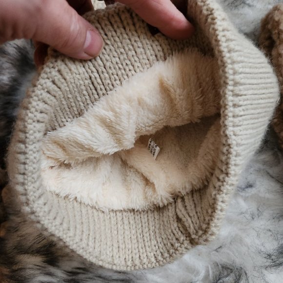 Two women's winter hats - Picture 3 of 8